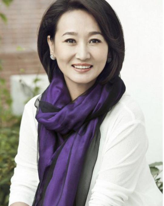 女演員的自信之旅，從模仿到原創(chuàng)的成就之路